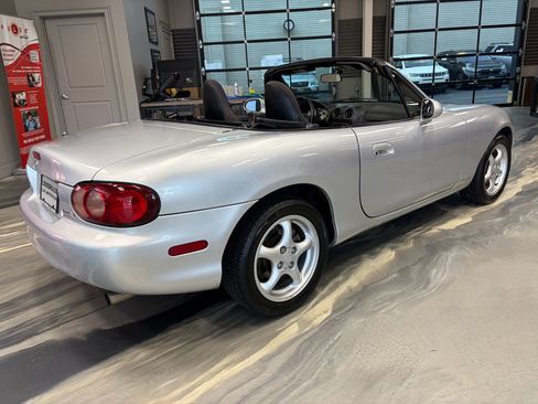 Used 2001 MAZDA MX-5 Miata RWD image 22