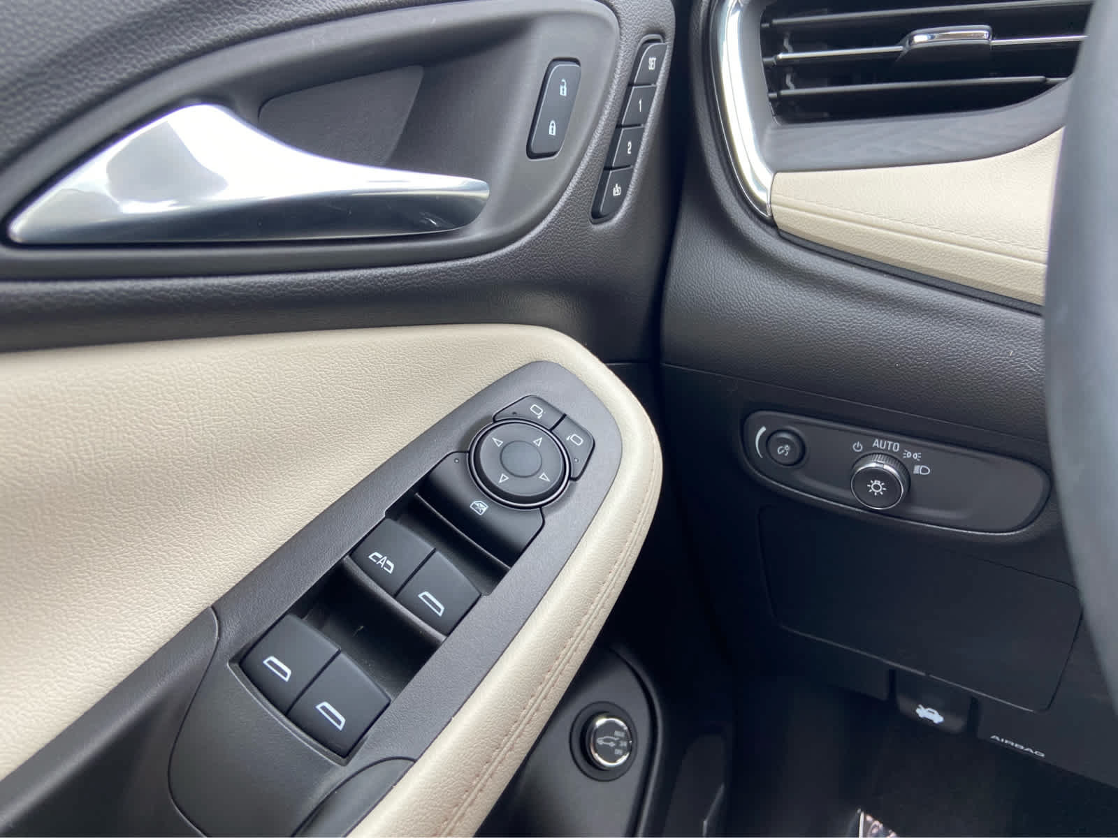 Used 2025 Buick Encore GX Avenir w/ Avenir Technology Package AWD/4WD image 23