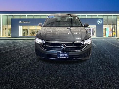 Used 2023 Volkswagen Jetta SE w/ Panoramic Sunroof Package FWD image 5