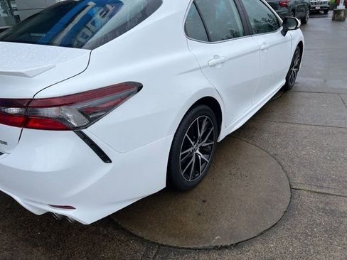 Used 2024 Toyota Camry SE image 9