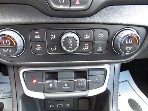 Used 2024 GMC Terrain SLT AWD/4WD image 16