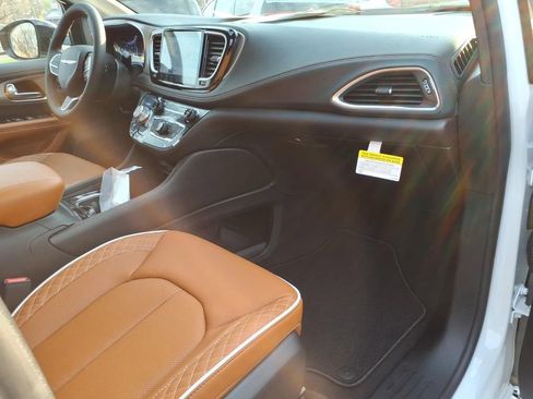 New 2026 Chrysler Pacifica Pinnacle image 8