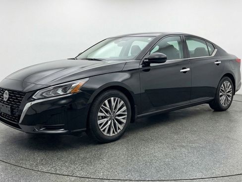Used 2025 Nissan Altima 2.5 SV FWD image 3