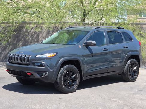 Used 2017 Jeep Cherokee Trailhawk w/ Cold Weather Group AWD/4WD image 4