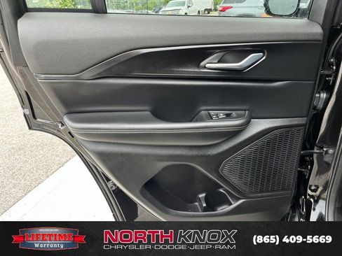Used 2025 Jeep Grand Cherokee Altitude AWD/4WD image 6