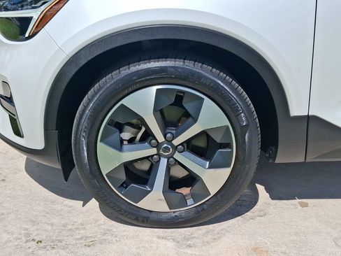 Used 2024 Volvo XC40 B5 Core AWD/4WD image 3