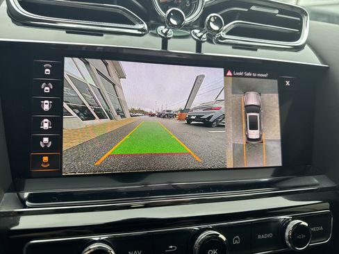 Used 2022 Bentley Bentayga image 24