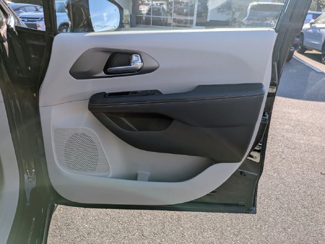 Used 2024 Chrysler Pacifica Touring-L FWD image 29