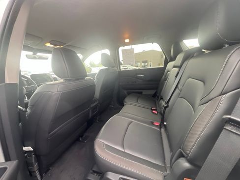 Used 2025 Nissan Pathfinder SL AWD/4WD image 13