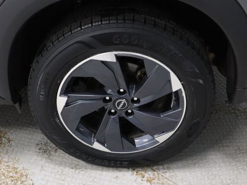 Certified 2025 Nissan Rogue SV image 18