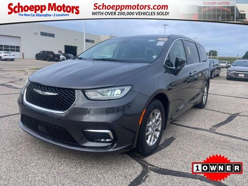 Used 2023 Chrysler Pacifica Touring-L FWD image 1