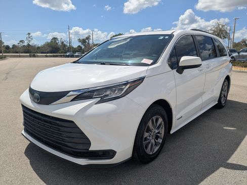 Used 2021 Toyota Sienna LE w/ LE Plus Package image 9