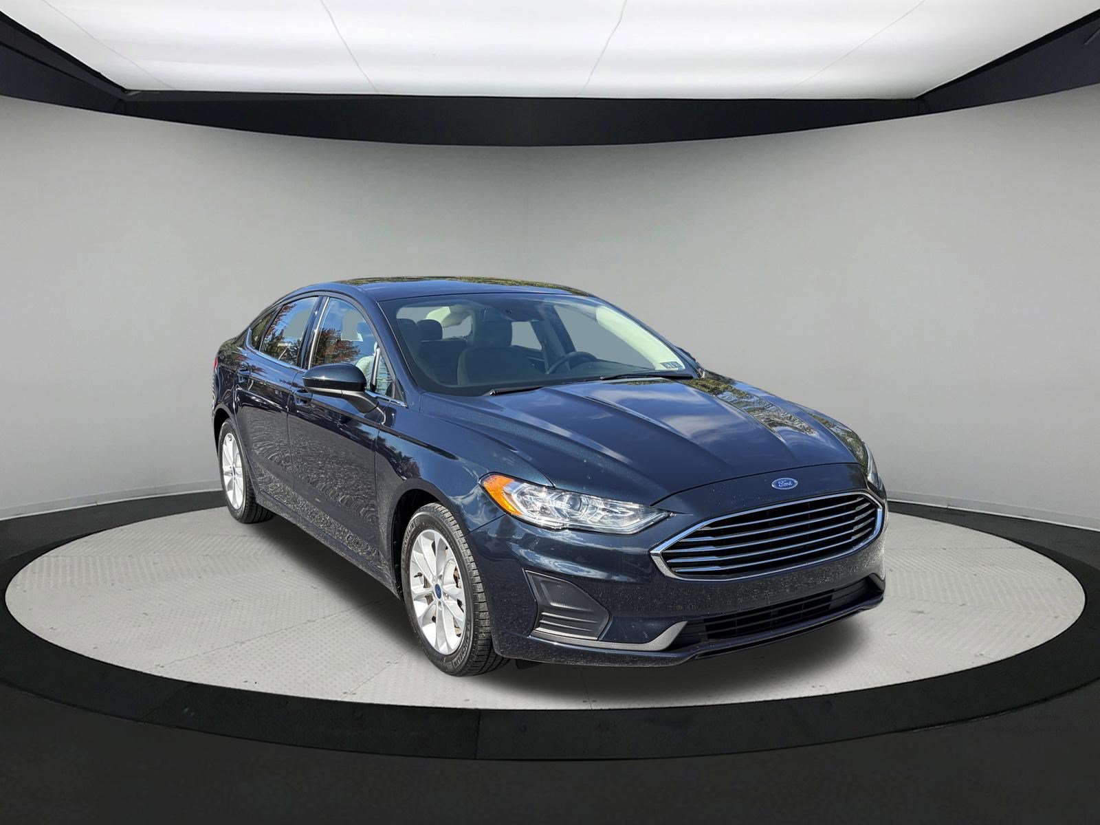 Used 2020 Ford Fusion SE FWD image 3