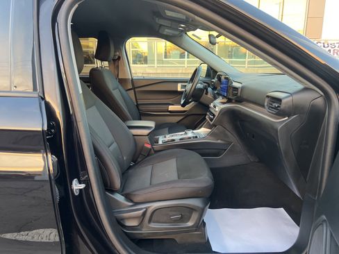 Used 2023 Ford Explorer XLT AWD/4WD image 32