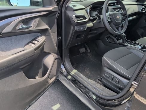 Used 2023 Chevrolet TrailBlazer LT FWD image 11
