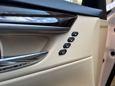 Used 2015 Lexus ES 350 w/ Luxury Package FWD image 13