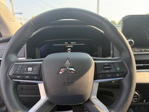 Used 2024 Mitsubishi Outlander AWD image 28