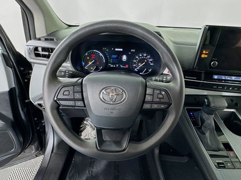 Certified 2025 Toyota Sienna LE image 13