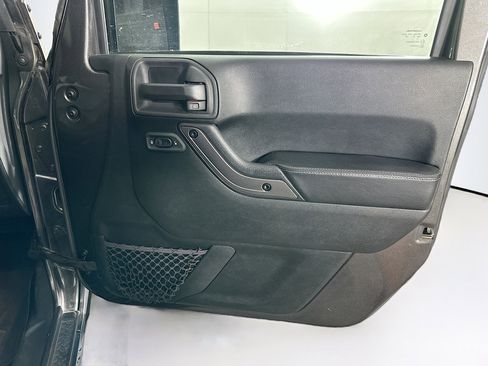 Used 2018 Jeep Wrangler Unlimited Sahara AWD/4WD image 28