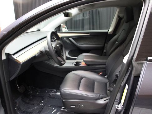 Used 2022 Tesla Model Y Long Range image 18