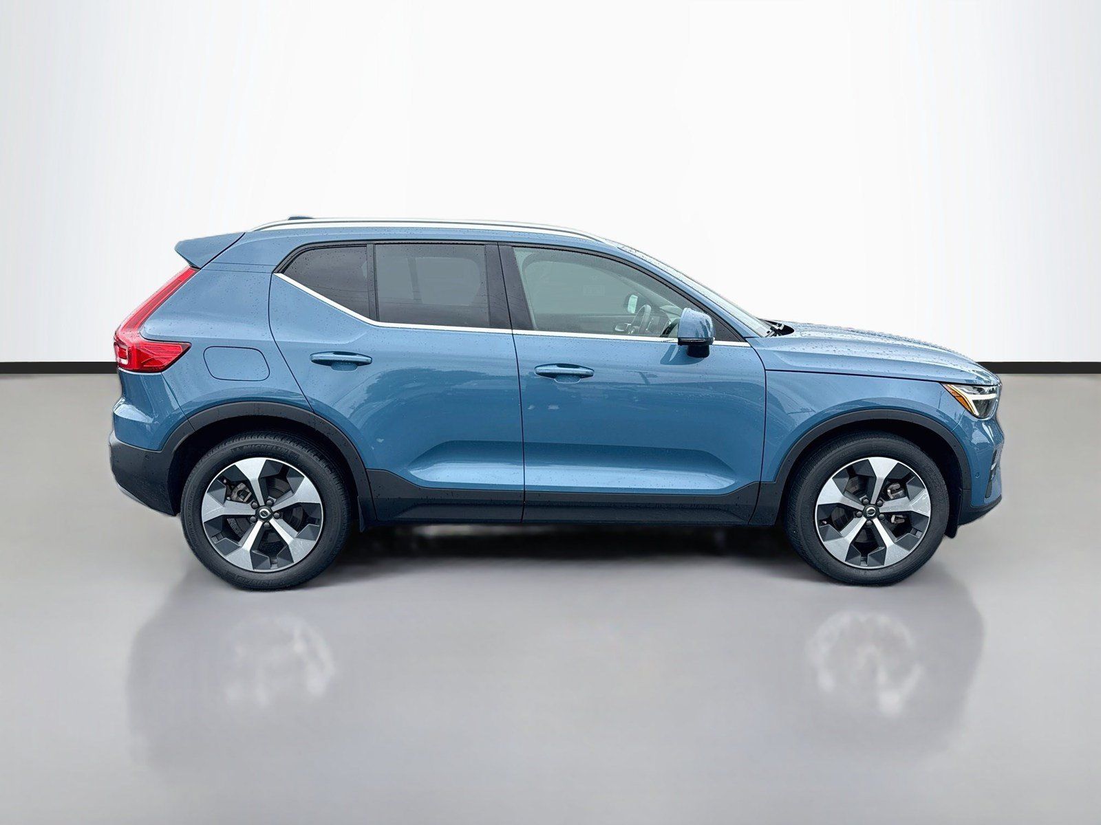 Used 2024 Volvo XC40 B5 Plus AWD/4WD image 8