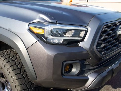 Used 2022 Toyota Tacoma TRD Off-Road w/ TRD Premium Off Road Package AWD/4WD image 11
