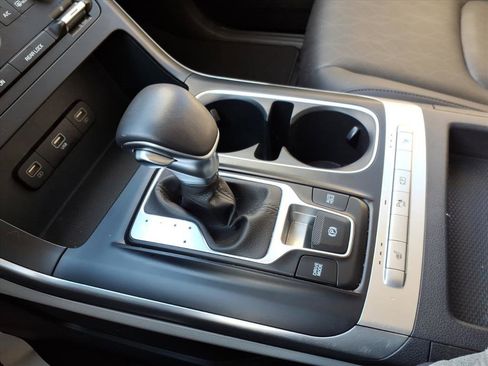 Used 2024 Kia Carnival LX image 18