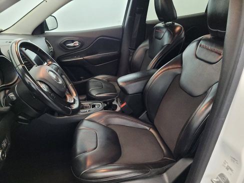 Used 2019 Jeep Cherokee Trailhawk AWD/4WD image 17