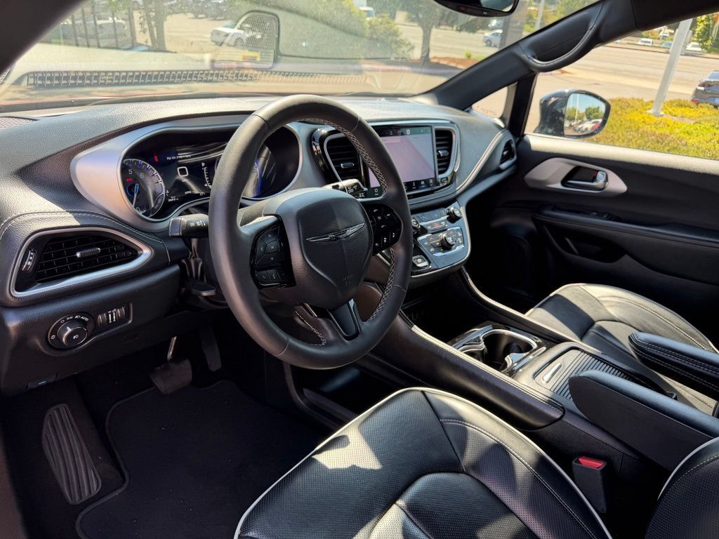 Used 2025 Chrysler Pacifica Limited FWD image 16
