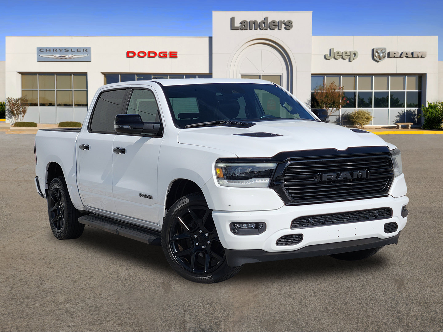 Used 2023 RAM 1500 Laramie AWD/4WD image 1
