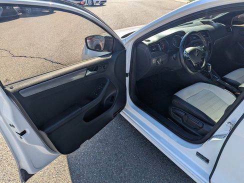 Used 2016 Volkswagen Jetta Sport FWD image 8