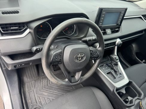 Used 2019 Toyota RAV4 LE FWD image 21