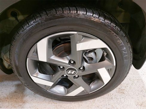 Used 2024 Hyundai Venue SEL image 32