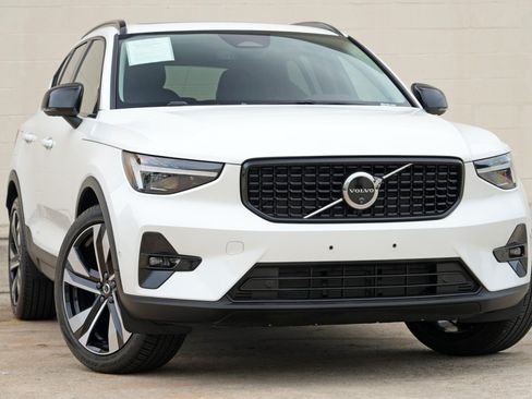 Used 2025 Volvo XC40 B5 Plus w/ Protection Package Premier AWD/4WD image 4
