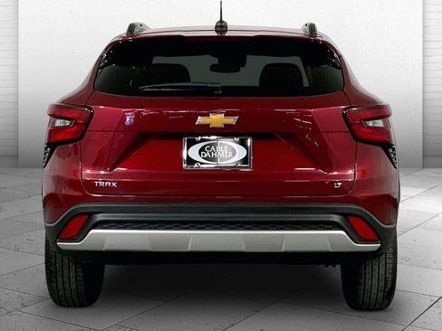 Used 2025 Chevrolet Trax LT w/ LT Convenience Package image 3