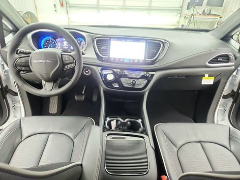 New 2026 Chrysler Pacifica Limited w/ S Appearance Package image 26