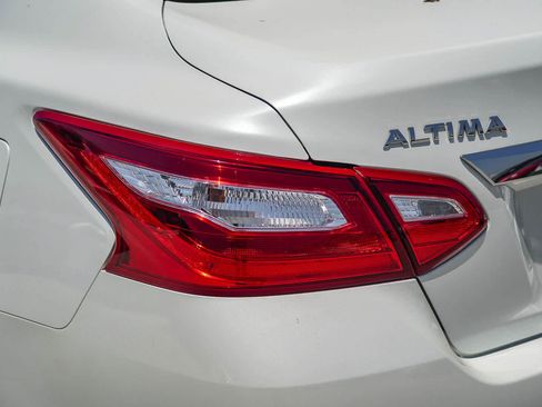 Used 2016 Nissan Altima 2.5 SV w/ Convenience Package FWD image 9