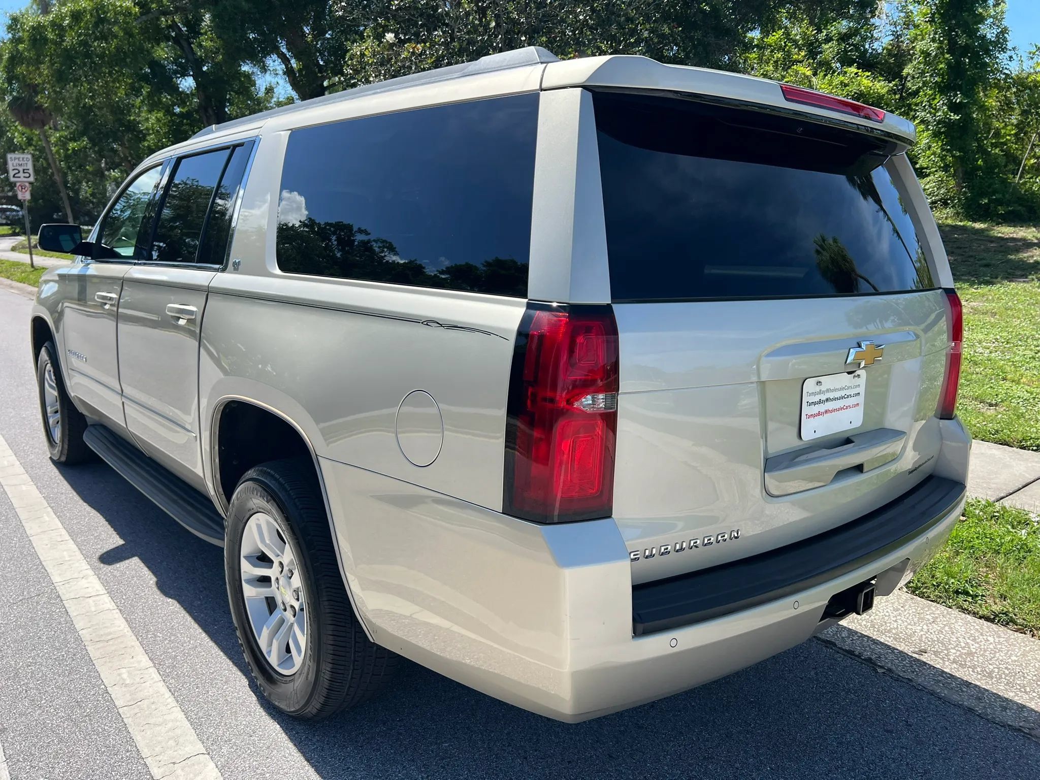 Used 2016 Chevrolet Suburban LT RWD image 10