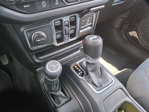 Used 2025 Jeep Wrangler Unlimited Sahara AWD/4WD image 16