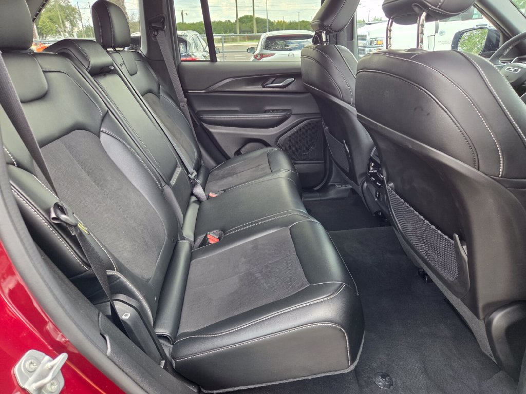 Used 2024 Jeep Grand Cherokee Altitude RWD image 12