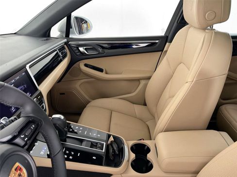 Certified 2026 Porsche Macan AWD/4WD image 30