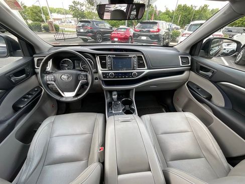Used 2017 Toyota Highlander Limited AWD/4WD image 8