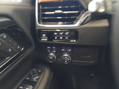 Used 2025 GMC Yukon Denali w/ Sun & Power Step Package AWD/4WD image 21