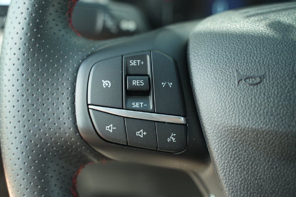 Used 2025 Ford Escape ST-Line Select AWD/4WD image 33