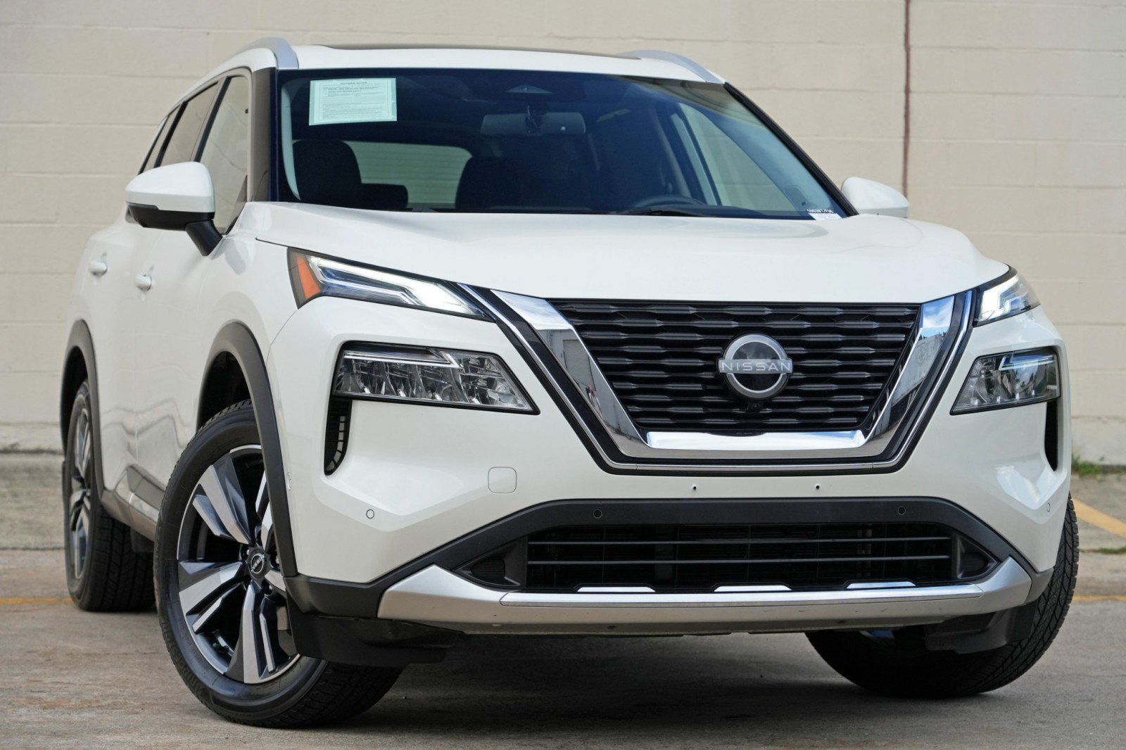 Used 2023 Nissan Rogue Platinum FWD image 2