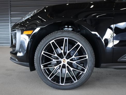Certified 2026 Porsche Macan AWD/4WD image 27