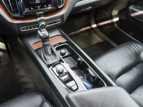 Used 2021 Volvo XC60 T6 Momentum w/ Premium Package image 42