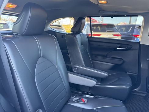 Used 2020 Toyota Highlander XLE image 29