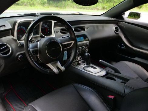 Used 2010 Chevrolet Camaro SS RWD image 2