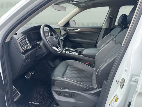 Used 2024 Volkswagen Atlas SEL Premium R-Line image 9